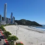 Apartamento na Av Atlantica com Ar Condicionado