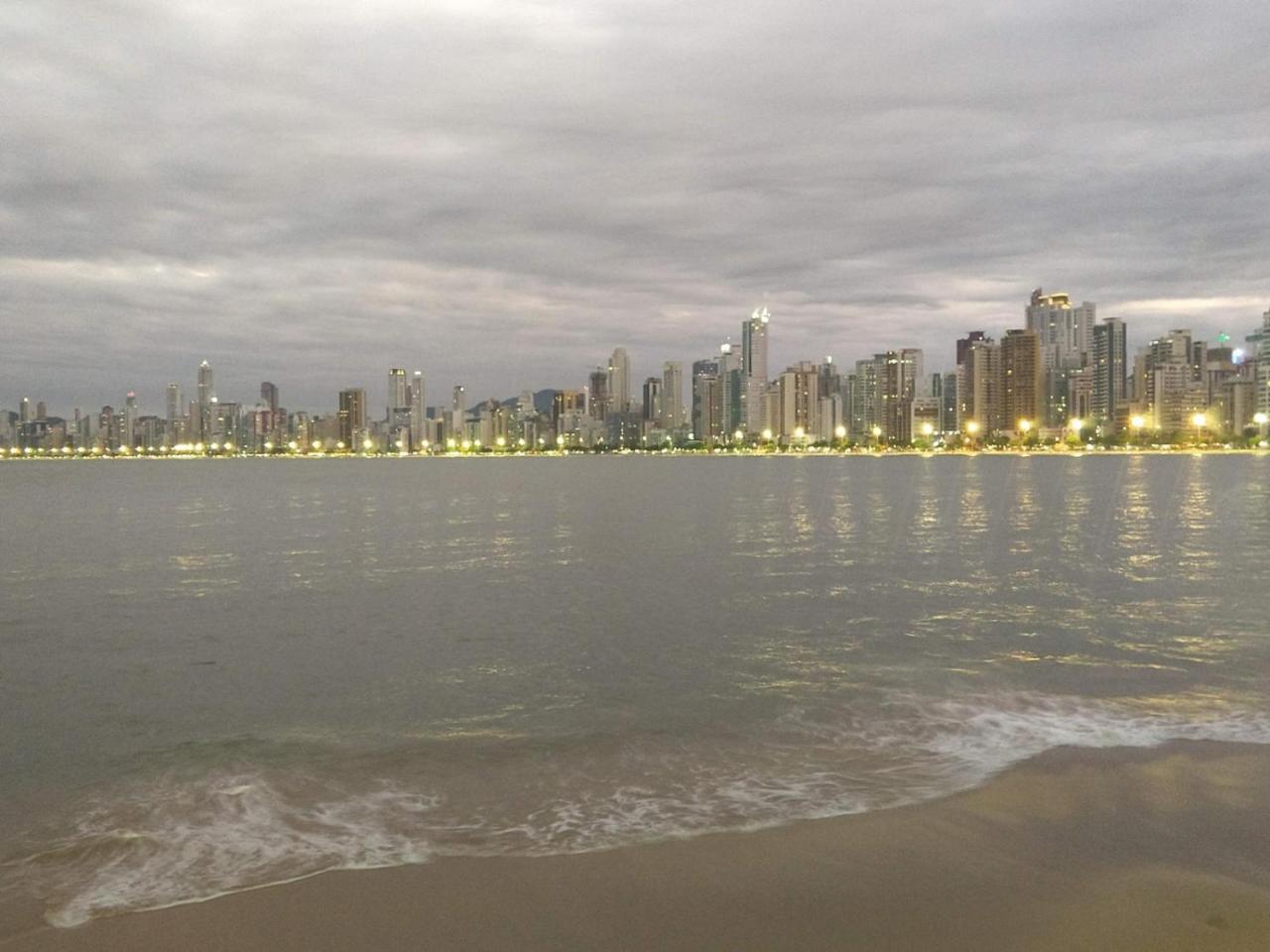 Na Av Atlantica Com Ar Condicionado Apartamento Balneário Camboriú